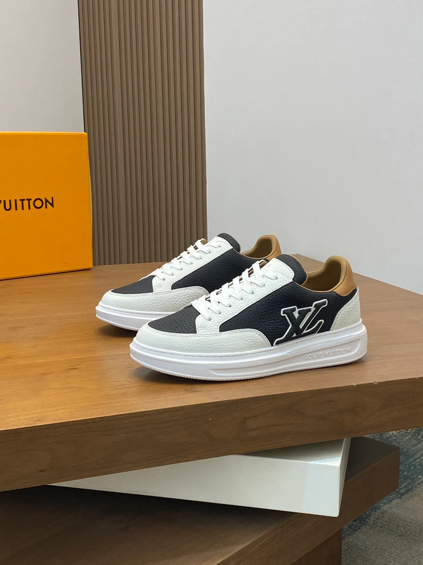 Factory Price: 400💰LV🔍Top Purchasing Agency🇮🇹 Lu Street Boy’s popular sports shoes counter synchronized, uppers imported from Italy cowhide fabric, high-quality complex splicing crafts, imported water-dyed cowhide lining cowhide feet Sole: Original sole provided by the original factory, T men's men's shoes 💰U exclusive movable molded sole, super comfortable, original factory follow-up goods, 🔍🔍high quality, can be entered and exited the counter at will, welcome to compare, code number 39-44 (order 38 45)
